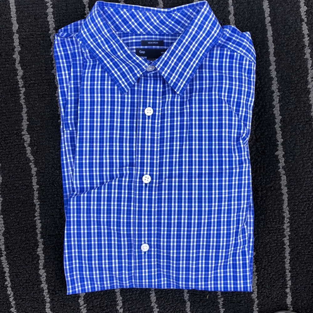 GAP MEN’S DRESS SHIRT SIZE: MED